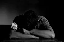 خاطرات شاد را برای مبتلایان به افسردگی، یادآوری نکنید/ آنچه افسرده را افسرده تر میکند