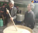عکس/ حداد عادل پای دیگ حلیم نذری