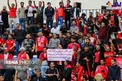 عکس/ بنر جالب هوادار تراکتور در ورزشگاه