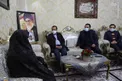 دیدار وزیر اقتصاد با خانواده جوان‌ترین شهید مدافع حرم/عکس