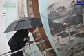 عکس/ فرار ترامپ از باران با چتر