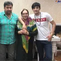 سردار آزمون در کنار پدر و مادرش/عکس