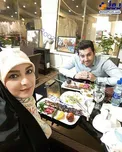 خوشگذرانی خانم مجری مشهور و همسرش در یک رستوران+عکس