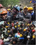 عکس/ وداع معدنچيان با پيکر دوستانشان