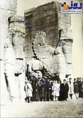 عکس یادگاری درباریان قاجار کنار تخت جمشید