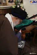 بوسه‌ رهبر انقلاب بر لباس شهید محمدحسین حدادیان/عکس