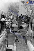 شست و شوی مردم تهران در جوی خیابانی سال ۱۳۳۵ + عکس