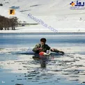 نجات فلامینگوی گرفتار در آب یخ‌زده/عکس
