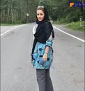 تیپ و ژست خاص خانم بازیگر وسط جاده + عکس