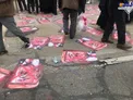 عکس/ تصویر ترامپ زیر پای نمازگزاران