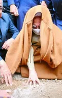 آیت‌الله جوادی آملی بر سر مزار همسرش/ عکس