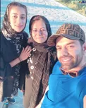 رضا بهرام درکنار مادر و خواهرش+عکس