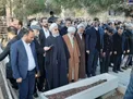 اقامه نماز رئیس جمهور بر پیکر خواهرش/عکس