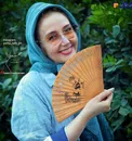ژست جالب خانم بازیگر مشهور با بادبزنی که در دست دارد+ عکس