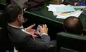 عکس/ یک نماینده مجلس در حال بررسی طرح پوستر انتخاباتی!