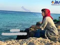 ظاهر و تیپ متفاوت بازیگر زن مشهور کنار دریا+عکس