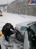 پلیس راه در حال بستن ز‌نجیر چرخ خودروی پراید!+عکس