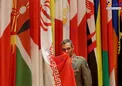 عکس/ نظامی ایرانی در حال بوسیدن پرچم ایران در حاشیه اجلاس چین