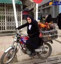 عكسى قديمى از الناز شاکردوست در حال حمل مرغ زنده!