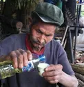 مردی که بنزین می خورد+عکس