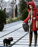 قدم زدن لیلا اوتادی با سگش در پارک+عکس
