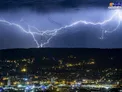 عکس/ اصابت رعدوبرق با یک آسمان خراش