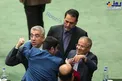 عکس/ حرکت جالب وزیر در جلسه سوال از روحانی!