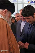 اهدای انگشتر رهبر انقلاب به کشتی گیر معروف+عکس