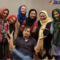 ژست جالب آقای نویسنده در میان بازیگران زن + عکس