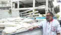 کمک پیرمرد نانوا به سیل زدگان + عکس