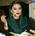 تیپ خاص و دیده نشده بازیگر زن ایرانی در یک رستوران + عکس