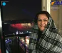 خانم بازیگر کنار پنجره ای روبه روی آبشار نیاگارا+ عکس