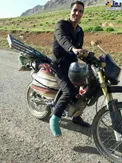 معلم فداکار با پای گچ گرفته سر کلاس درس حاضر شد/عکس