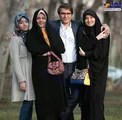عکس صمیمی نوه امام خمینی(ره) در کنار همسر و دخترانش