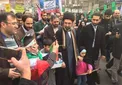 عکس یادگاری مردم با فرزند و نوه رهبر انقلاب در راهپیمایی 22 بهمن