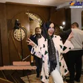 ژست عجیب و غیر عادی خانم بازیگر در یک مراسم/عکس