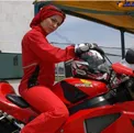 حجاب عجيب بازيگر زن حين موتور سواري/عكس